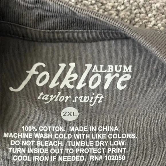 Taylor Swift Gray Graphic T-Shirt - Picture 4 of 4